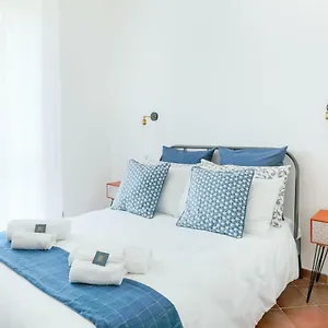 Vinylogy Apartment